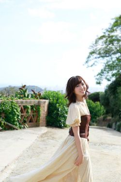 系红裤带的女人